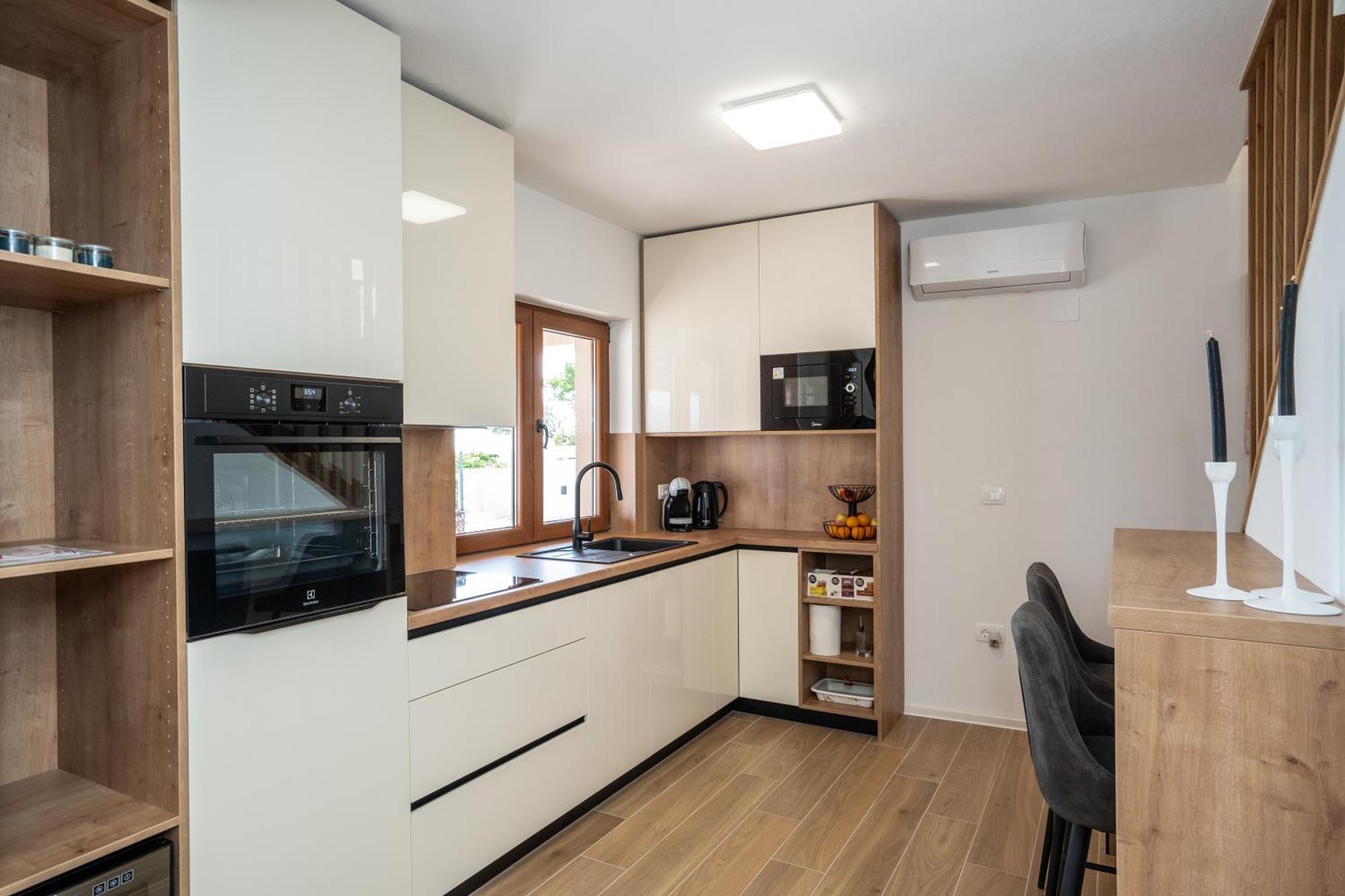 Villa Kamia With Private Heated Pool And Electric Vehicle Adapter Zubovići Extérieur photo